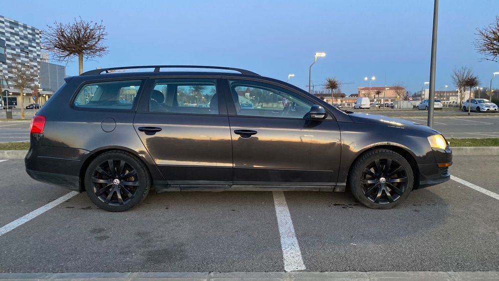 Vând Volskwagen Passat maro, motor diesel 1,9Tdi,an fabricație 2006 sau schimb cu autoturism pe benzina. Preț 2300  euro  , negociabil