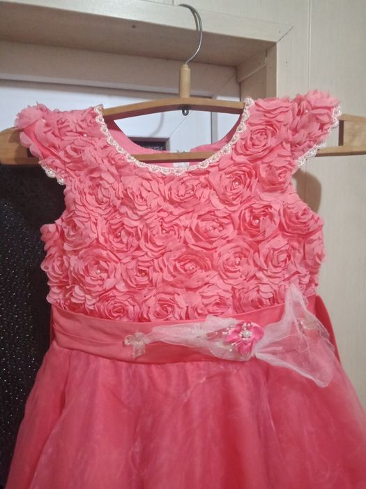 Продам платье для девочки от 4 до 8 лет.