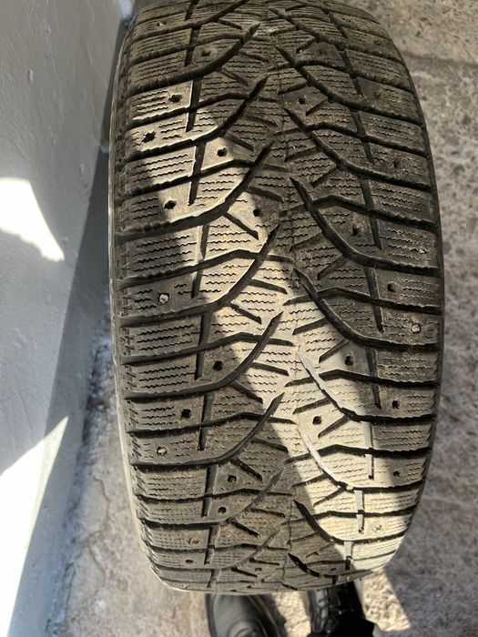 Продам резину 235,45,18