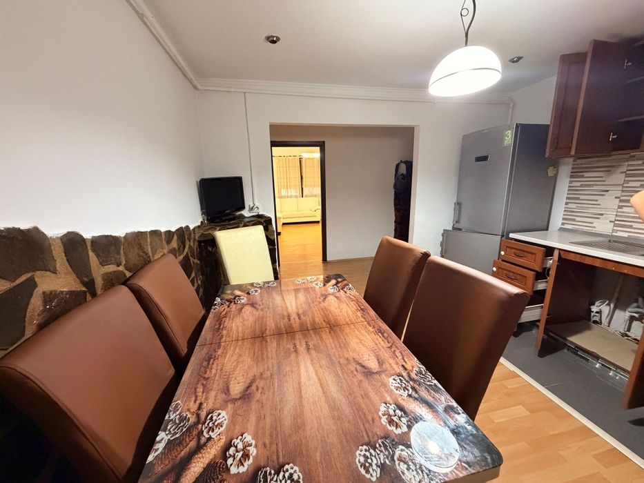 De vânzare apartament cu trei camere in cartierul Unirii.Mai multe detalii la telefon 0751687836.