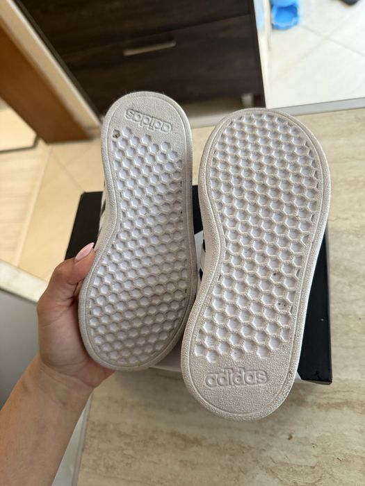 Продавам маратонки Адидас