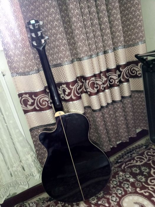 Gitara srochna sotiladi