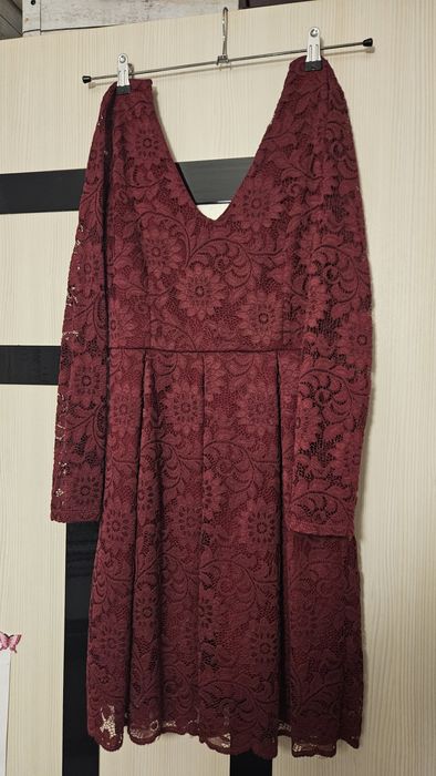 Червена дантелена рокля