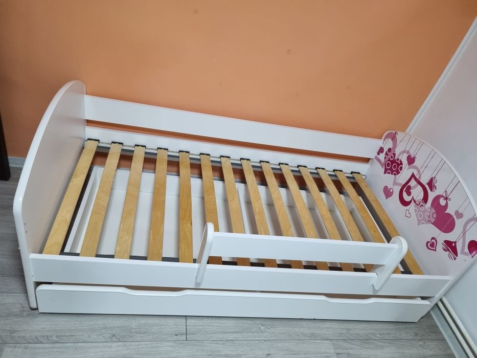 Pat alb pentru fetită