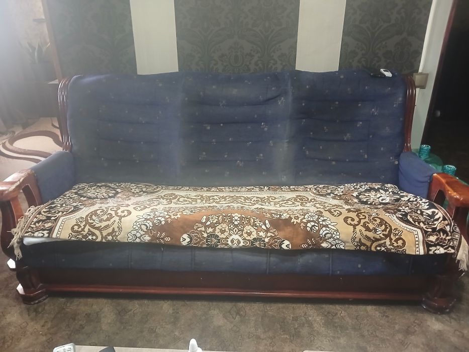 Диван б/у ,каркас дерево