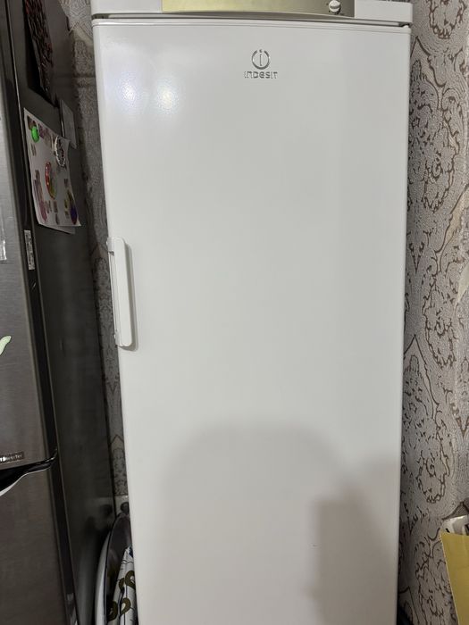 Продам морозильник indesit