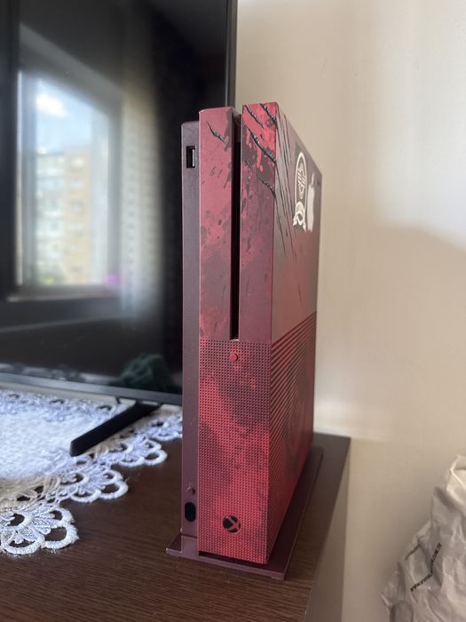 Xbox one s. 2 tb