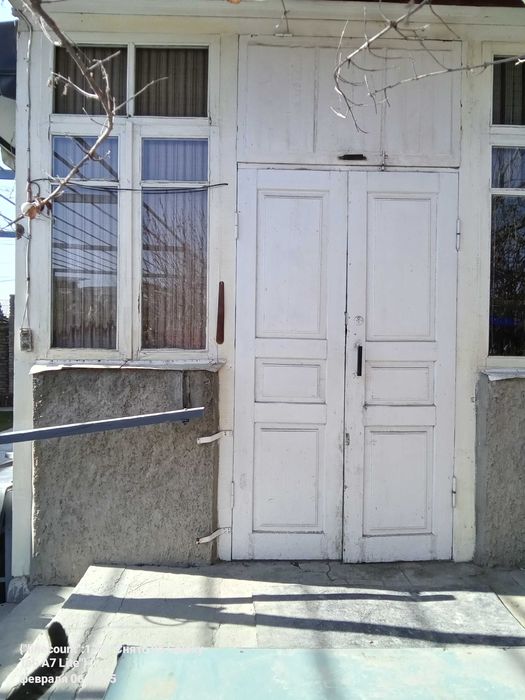 Деревянные рамы и дверь