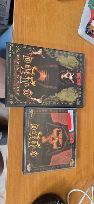 Продавам два комплекта колекционерски Diablo II Expansion set