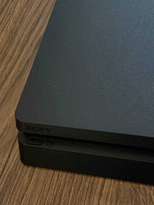 Playstation 4 slim sroshno