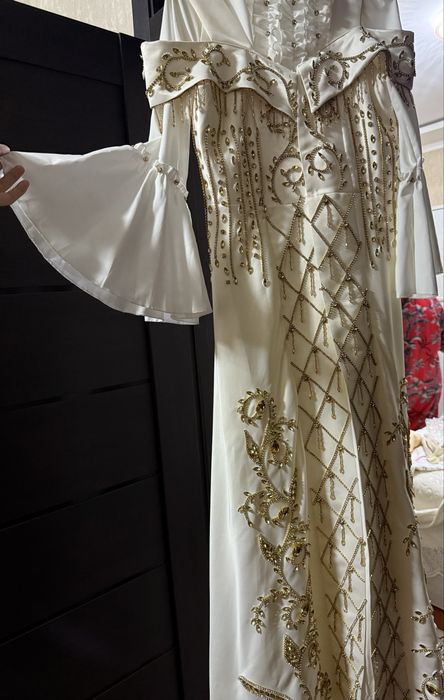 Ansambl orqasi uzun shleyfli