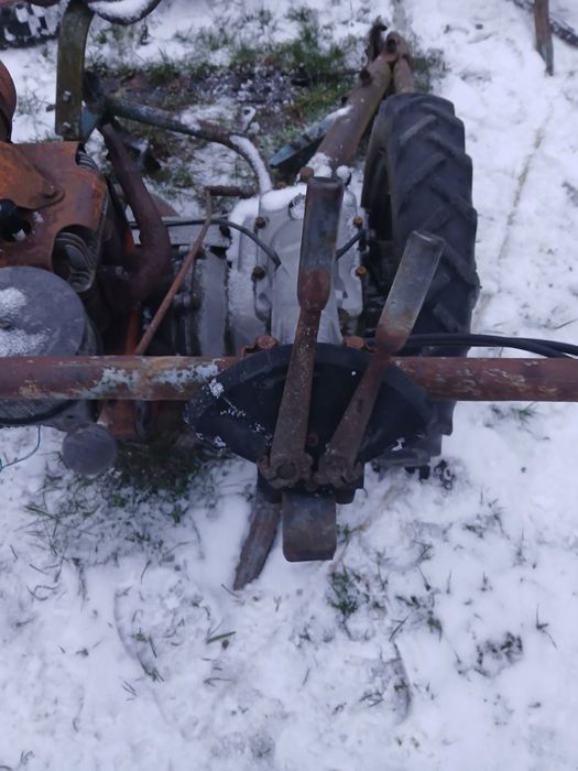 Se vinde două cositori și două scaune