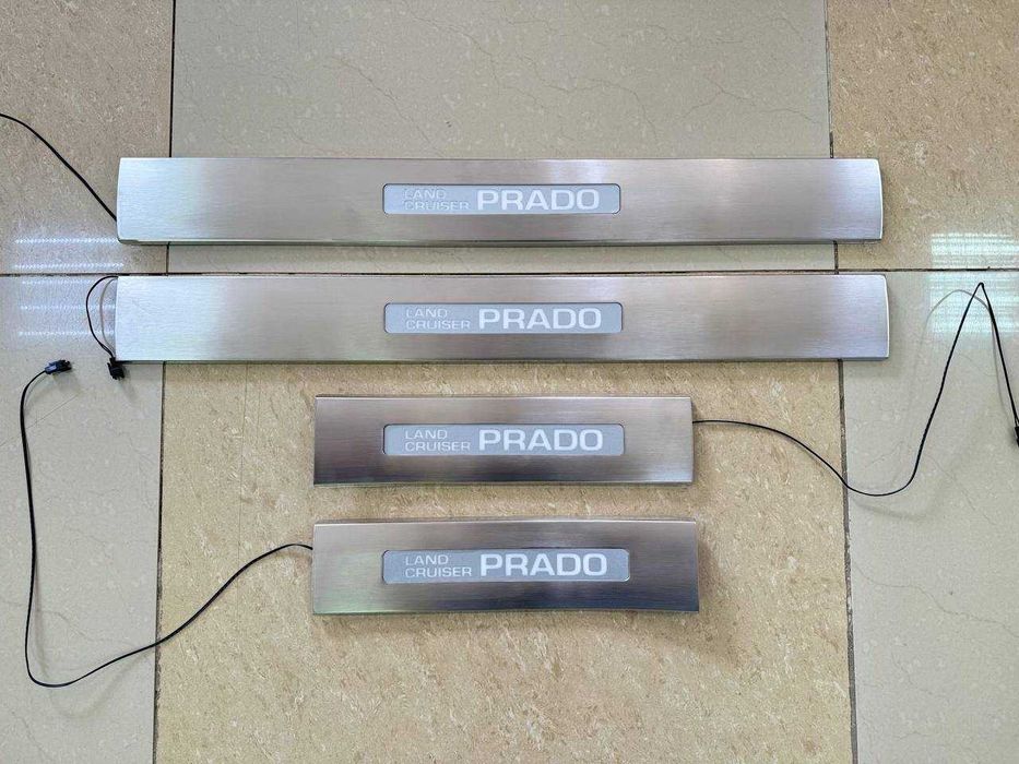 Накладки порогов c подсветкой на Toyota Prado 150