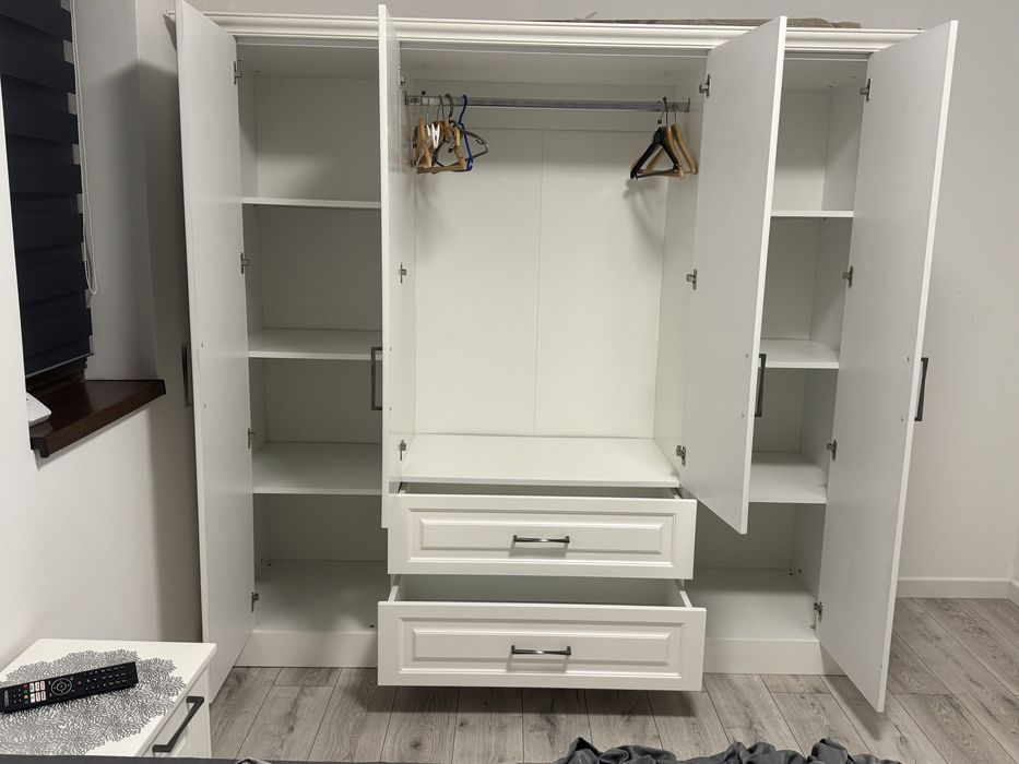 Vand mobila de dormitor 2 parti el/ea,  stare ca nou