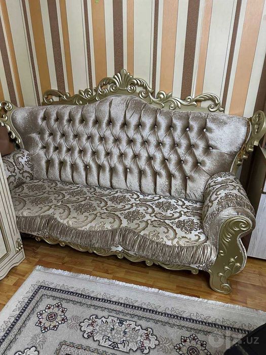 Мягкая мебель, стол и стулья