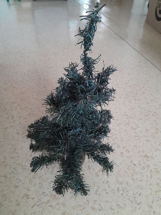 Коледна украса - елха, лампи, свещници