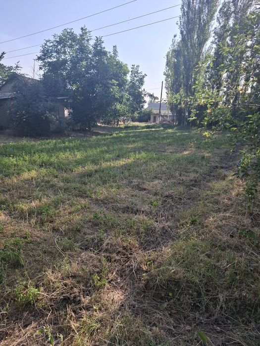 8 sotix yer sotiladi.