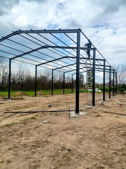 Vând hală metalică 8 m lățime cu 30 m lungime cu 4 m la streașină