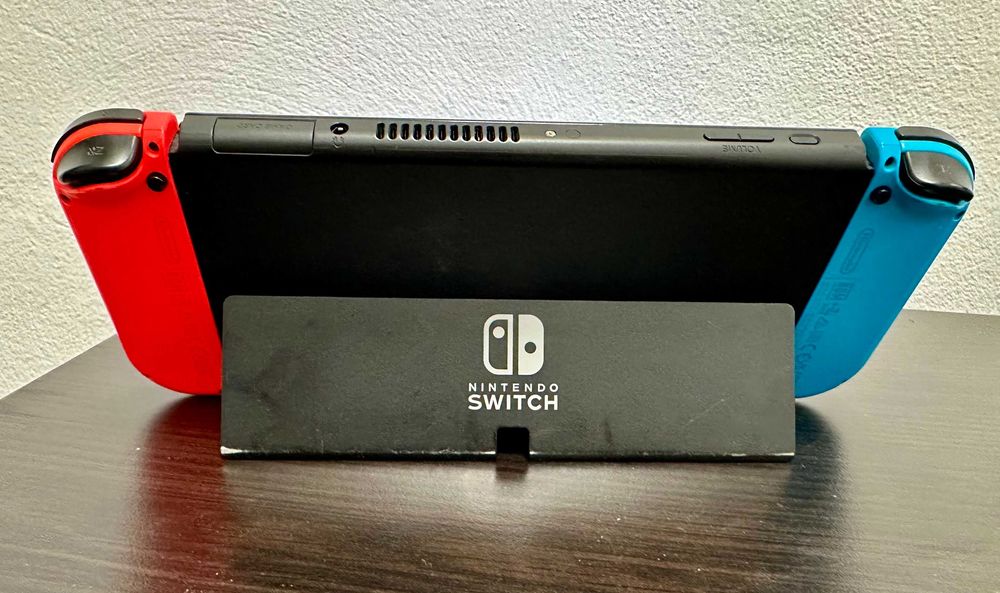 Nintendo Switch OLED HEG-001 + Joy-Con originale + Grip