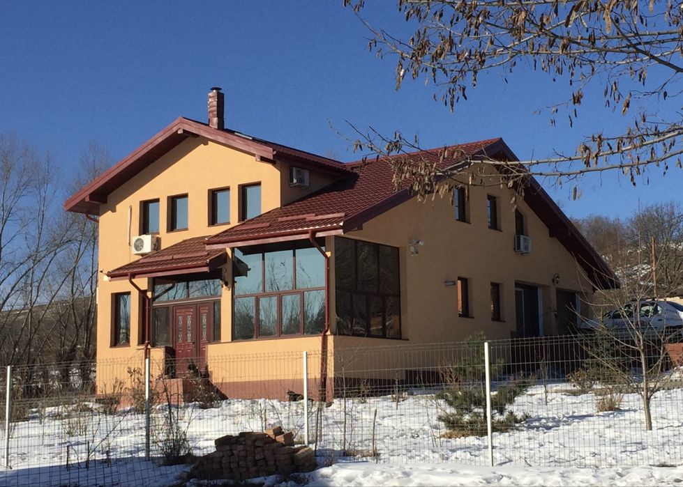 Vand vila si teren 8807 mp  in Gura Vaii-la12km de Piatra Neamt,Neamt