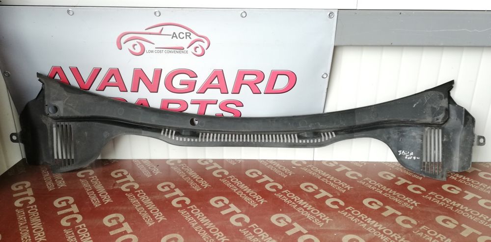 Лайстна/решетка за преден капак Seat Ibiza 4 (2008-2010)