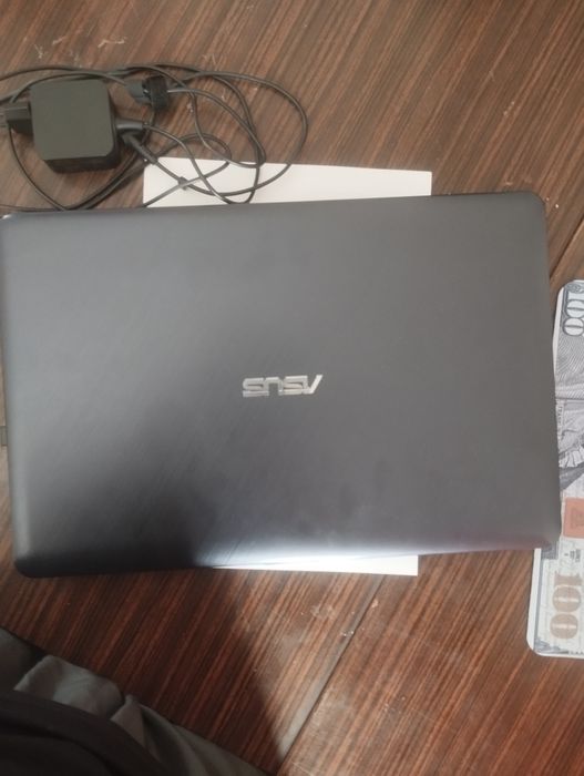 Noutbuk Asus Xolati yangi, Avbi yoq, RAM 4GB. HARD 1 TB,
