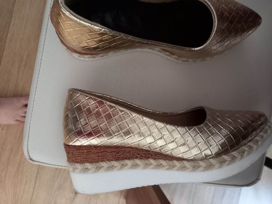 Pantofi cu talpa de spumă nr 36