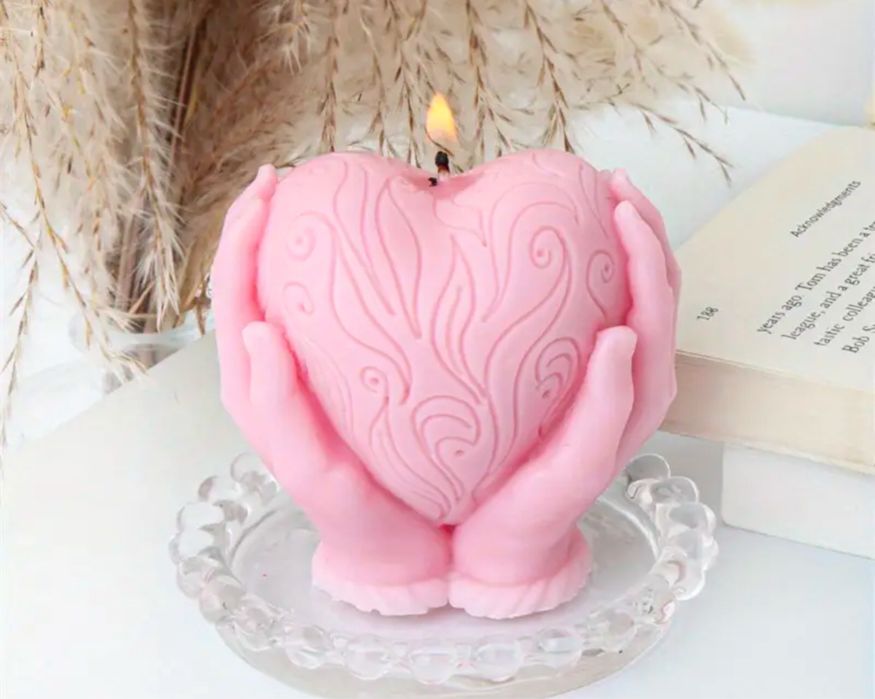 Matrita de silicon in forma de inima in palme