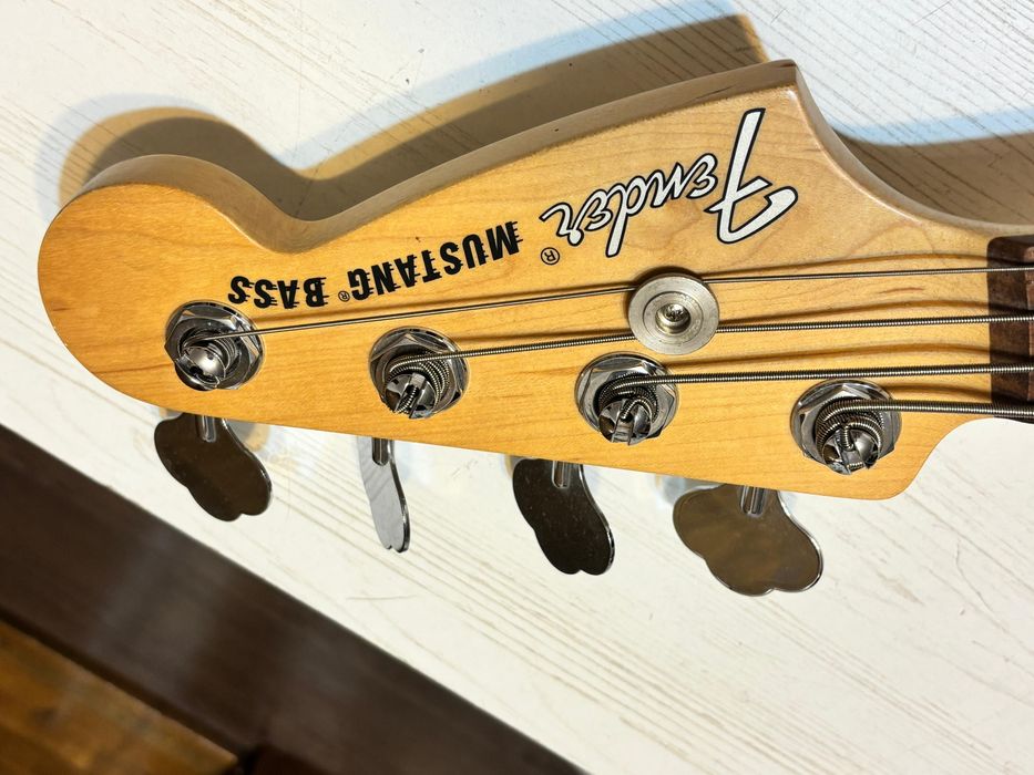 Chitara bass American performer Mustang RW satin schimb cu orga