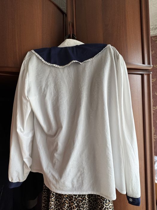 Рубашка с синим воротом