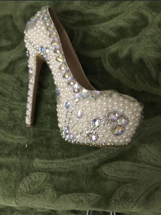 Pantofii cu toc înalt cu perle și pietre