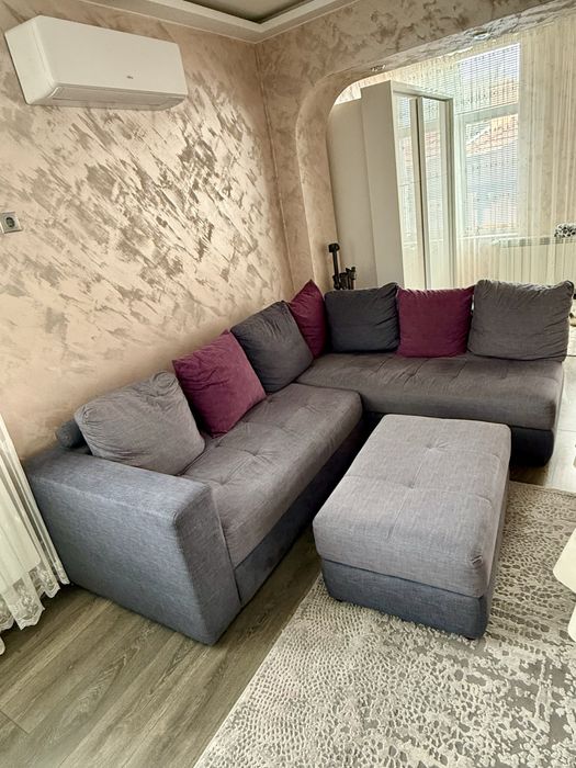 Поръчков ъглов диван – десен ъгъл + голяма табуретка