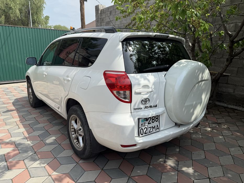 Toyota RAV 4 белая