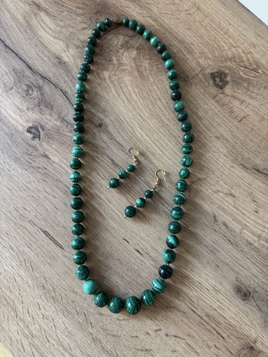 Колие и обеци от зелен полускъпоценен камък нефрит