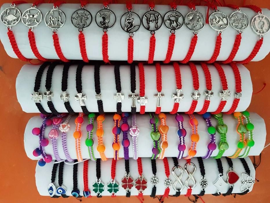 ръчно изработени звездички,гривни и драв4ета.