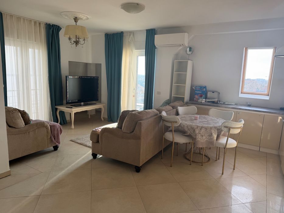 Închiriez Apartament cu 3 camere, 3 băi, 4 balcoane + parcare | Calea Torontalului