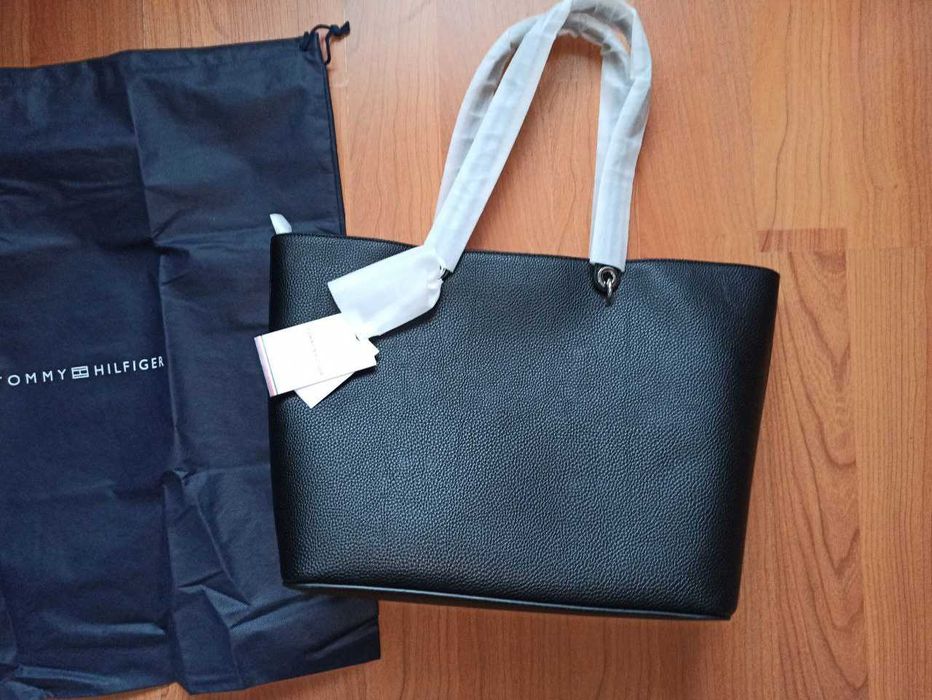 Tommy Hilfiger
EMBLEM TOTE - black