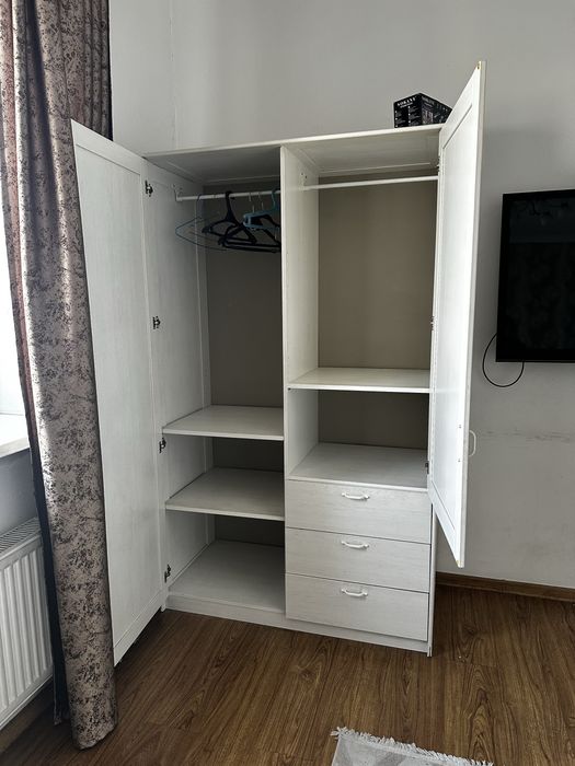 Белый шкаф для одежды