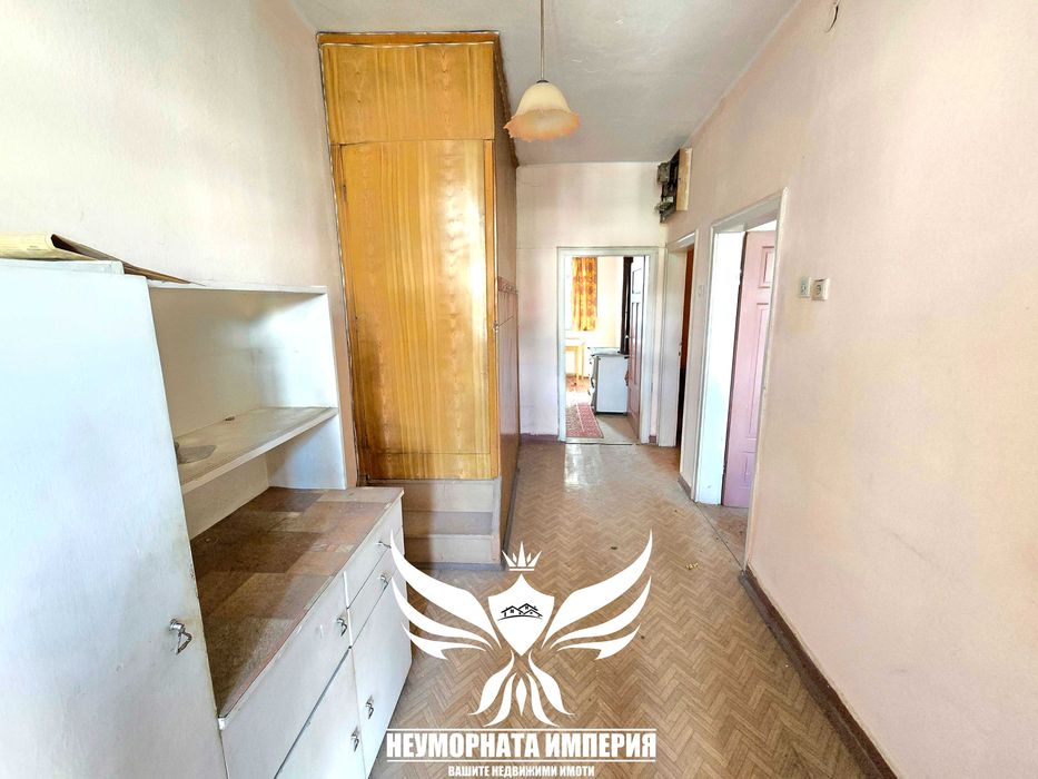 Продавам двуетажна къща 146РЗП и малък двор с площ от 173кв.м. в град Асеновград широк център