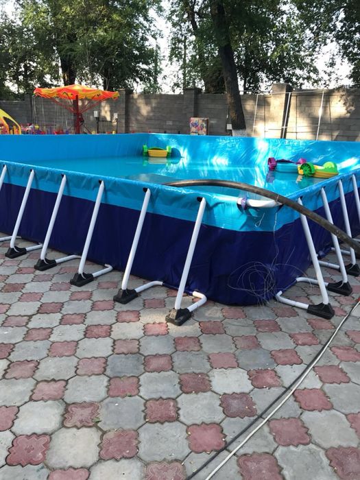 Бассейн во дворе дома