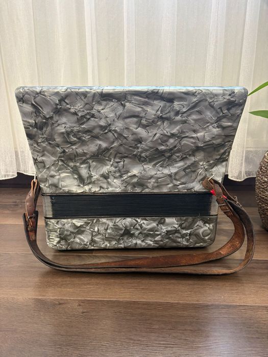 Acordeon Weltmeister Stella cu 96 de basi ton de orga
