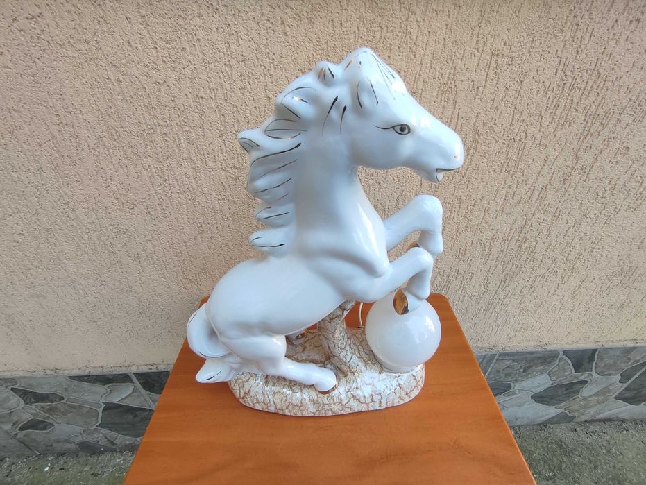 Lampa cal de portelan