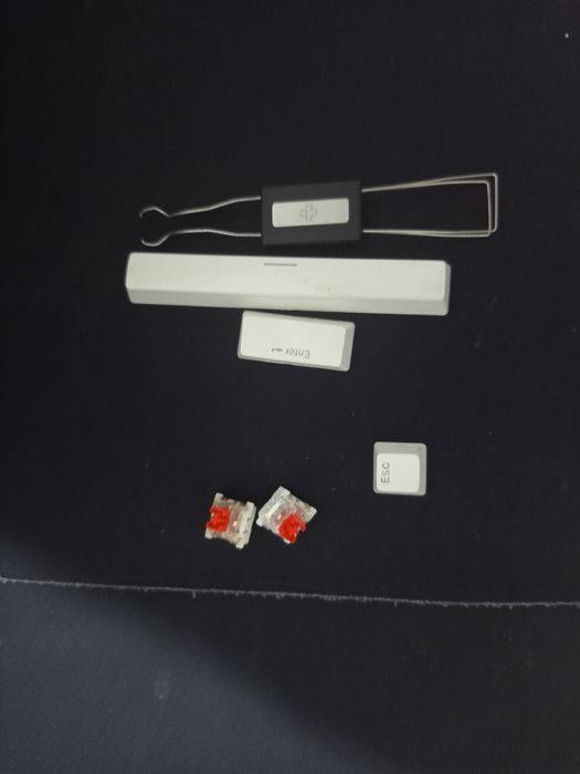 Vând Tastatura și mouse qwerty key white!!!