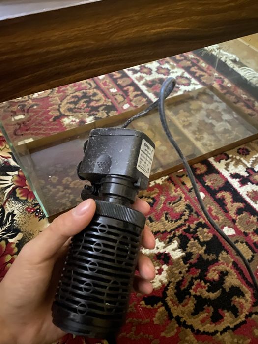 Akvarium akvarum filtr tegiga toshi qoshib beriladi