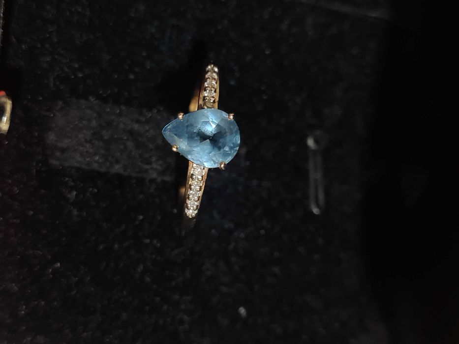 Золотое кольцо с бриллиантами и топазом