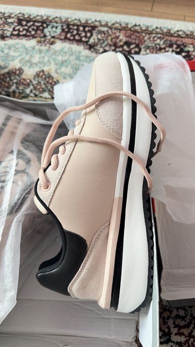 Женские кроссовки