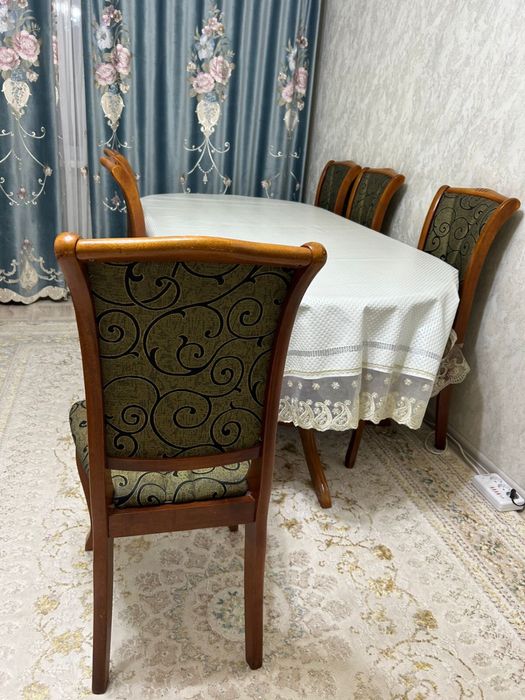 Стол со стульями для гостиной