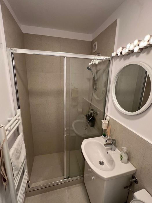 Inchiriez apartament 2 camere,etaj 2 din 4, zona foarte buna in Brasov,prima inchiriere