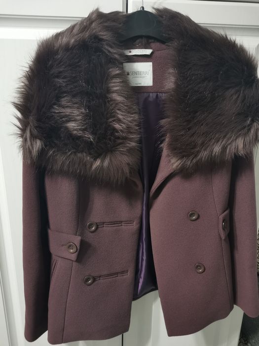 Vand palton scurt cu blana detasabila,arata impecabil purtat de 2 ori!