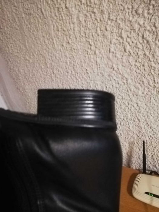 Чизми от естествена кожа и велур.